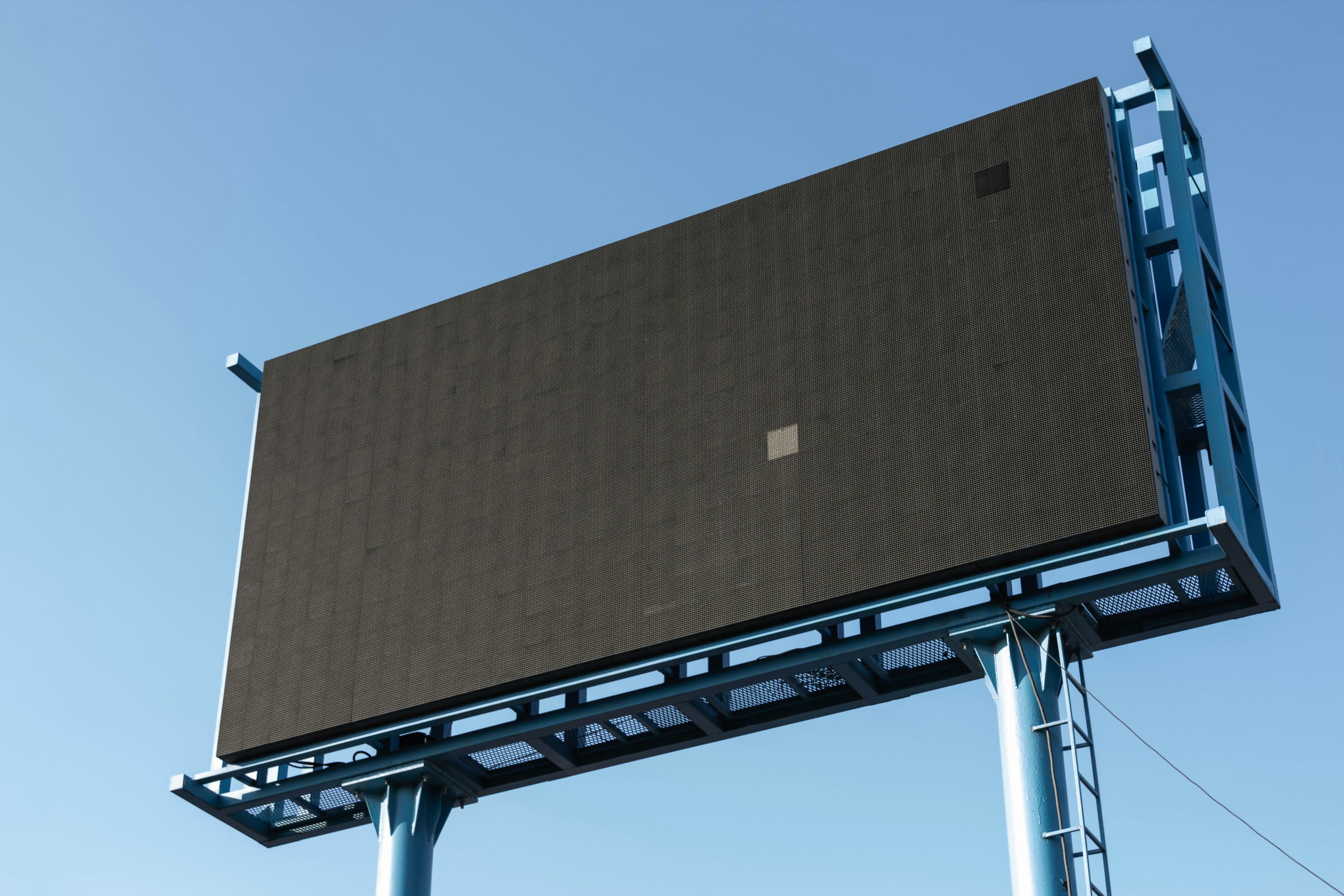 Boş LED billboard mavi gökyüzü